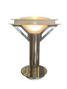 Tischlampe Midcentury Deutsch um 1960 Goldfarbener runder Metallschaft auf vernickeltem Fuß stehend.