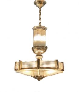 Die Königslampe wird diese originale achteckige Deckenlampe von Petitot auch genannt. Sie ist in der Literatur abgebildet und hat einen Stempel "AP" für Atelier Petitot