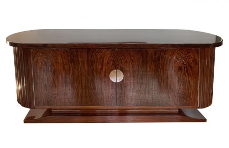 Seltenes ovales Art Déco Sideboard. Frankreich um 1930. Auf Moustache Fuß stehender Korpus mit gerundeten Seiten.   Im Schrankinneren 2 originale Schubladen in Ahorn im rechten oberen Schrank sowie ein langer originaler Einlegeboden links. Kannelierte Seiten und kannelierter Sockel. Herrliche Patina! Schöner originaler Beschlag und Schloß. Höhe: 85 cm | Länge: 200 cm | Tiefe: 55,5 cm Nr. 2670