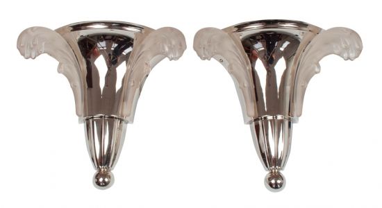 Paar Wandlampen in vernickeltem Metall mit seitlichen Glaseinsätzen in Form von Flügeln erinnern auch an Wasserfälle