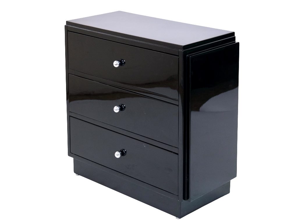 Dainty Art Déco chest of drawers side
