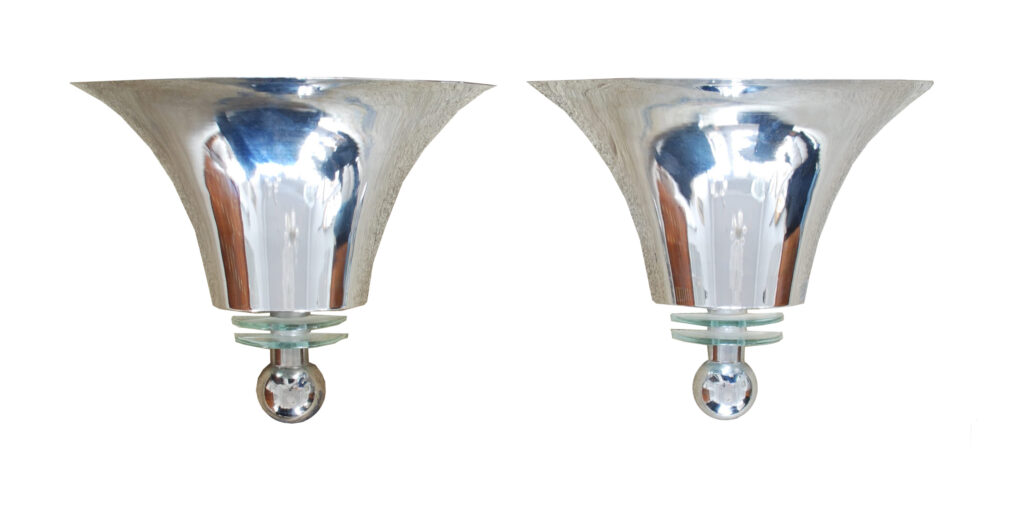 Paar verchromter Wandleuchten aus dem Art Déco - Halbschalen aus Metall verchromt mit Glasplättchen und Kugel als unterer Verzierung.