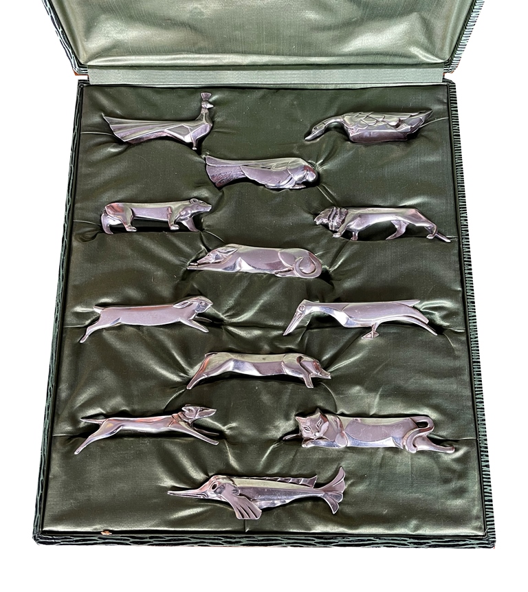 Set von 12 signierten Messerbänkchen mit Darstellungen diverser Tiere