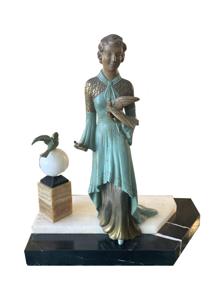 Mädchen mit Tauben Frankreich um 1930. Weißbronze und Marmor.