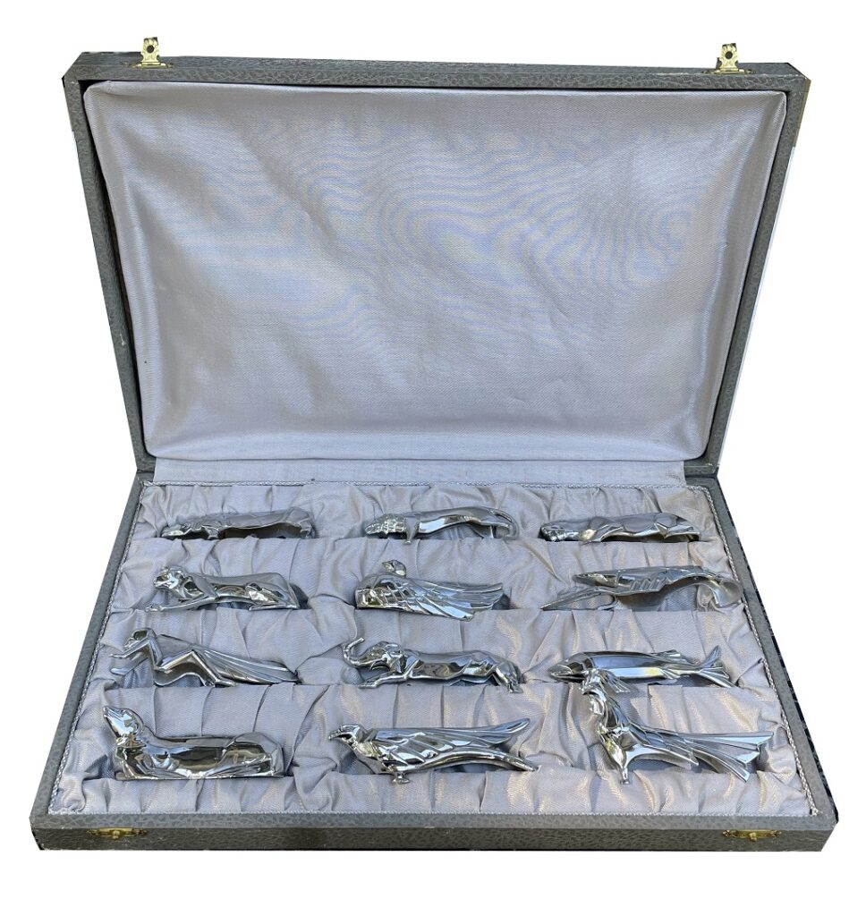 Messerbänkchen in Form von 12 Tieren versilbert. Frankreich  um 1930.