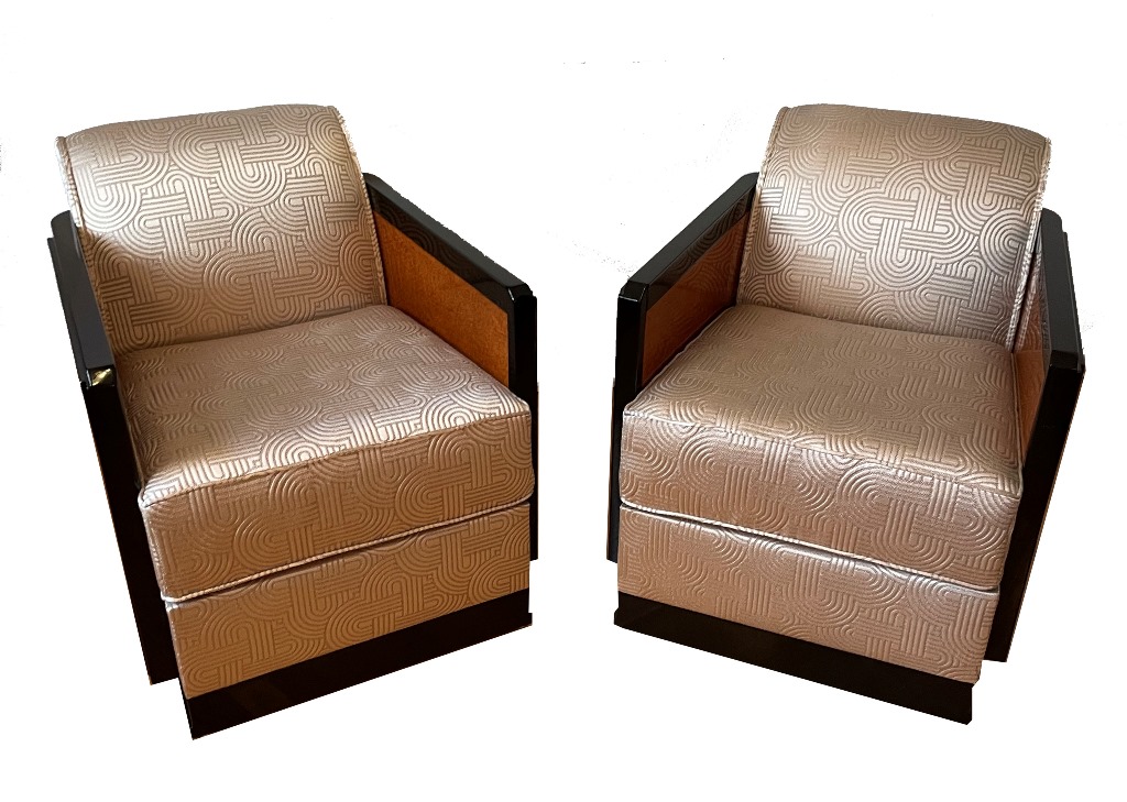 Avantgardistische Sessel mit leicht nach hinten ausgestellter Rückenlehne, geraden Seiten mit leicht abgestuften Armlehnen. Sockelpodest in Schwarzlack mit Profilleiste.