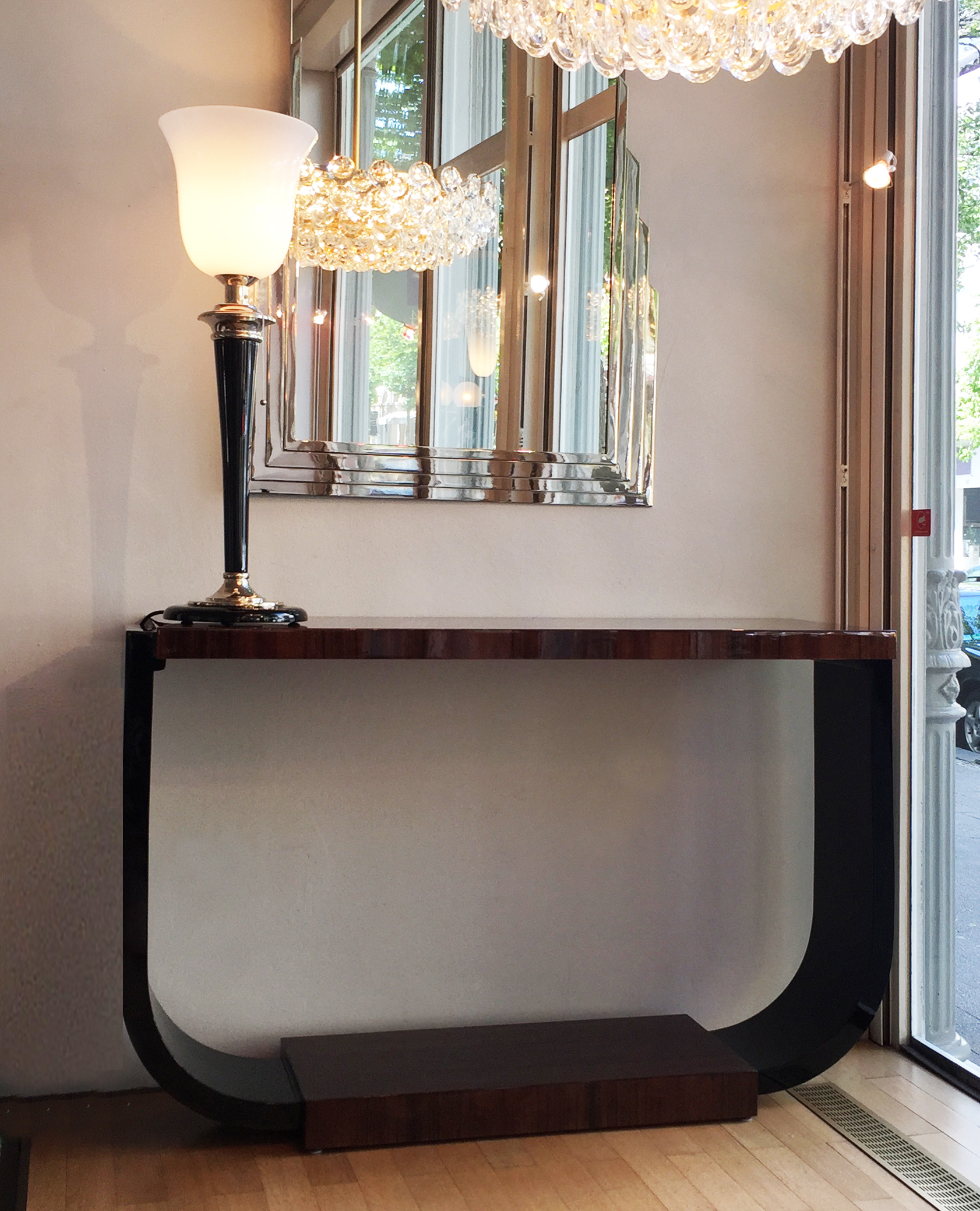 Zimmerbild Konsole mit Tischlampe und Spiegel