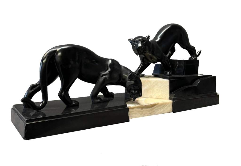 Kraftvolle Energie strahlen diese beiden Panther in schwarzer Weißbronze aus.