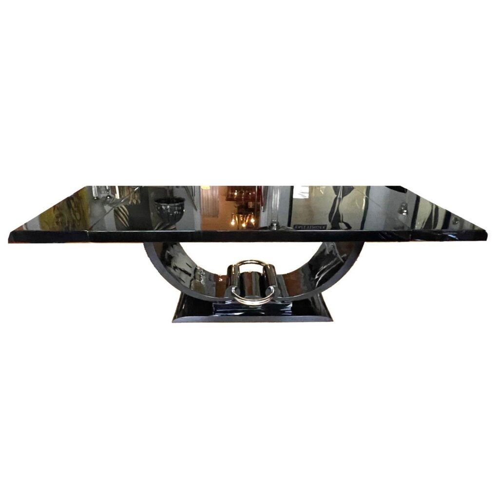 Art Deco Esstisch schwarz zum ausziehen aus Frankreich - für 12 Personen. Eine verchromte originale Metallspange verziert den Moustache-Fuß der in Gondelform als Bodenplatte konzipiert ist .Einer der ersten Art Déco Esstische in puristischem Design entstanden um 1925 in Frankreich, Paris.