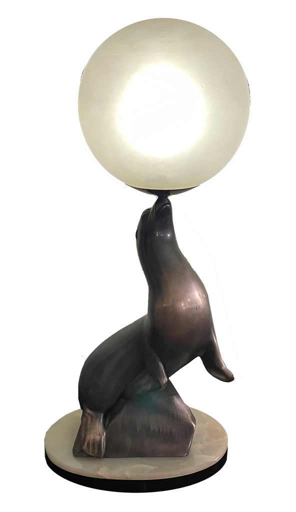 Schöne große Bronze eines Seehundes der eine Kugel auf seiner Nasenspitze balanciert - Art Déco Tischlampe um 1925.