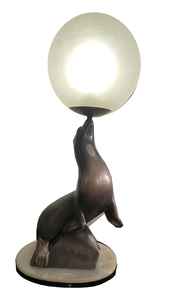 Art Déco Tischlampe „Jonglierender Seehund auf Eisscholle „ Frankreich um 1930.