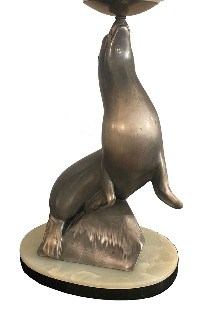 Art Déco Tischlampe „Jonglierender Seehund auf Eisscholle „ Frankreich um 1930.
