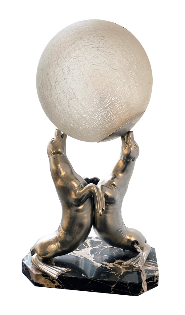 Art Déco Tischlampe von „Carvin“. Versilberte Art Déco Lampe mit 2 spielenden Seehunden mit einem Ball. Signiert auf der Marmorplatte. „Carvin“ Frankreich um 1930.
