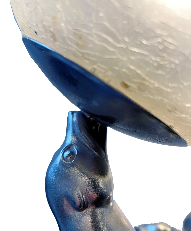 Art Déco Tischlampe von „Carvin“. Versilberte Art Déco Lampe mit 2 spielenden Seehunden mit einem Ball. Signiert auf der Marmorplatte. „Carvin“ Frankreich um 1930.