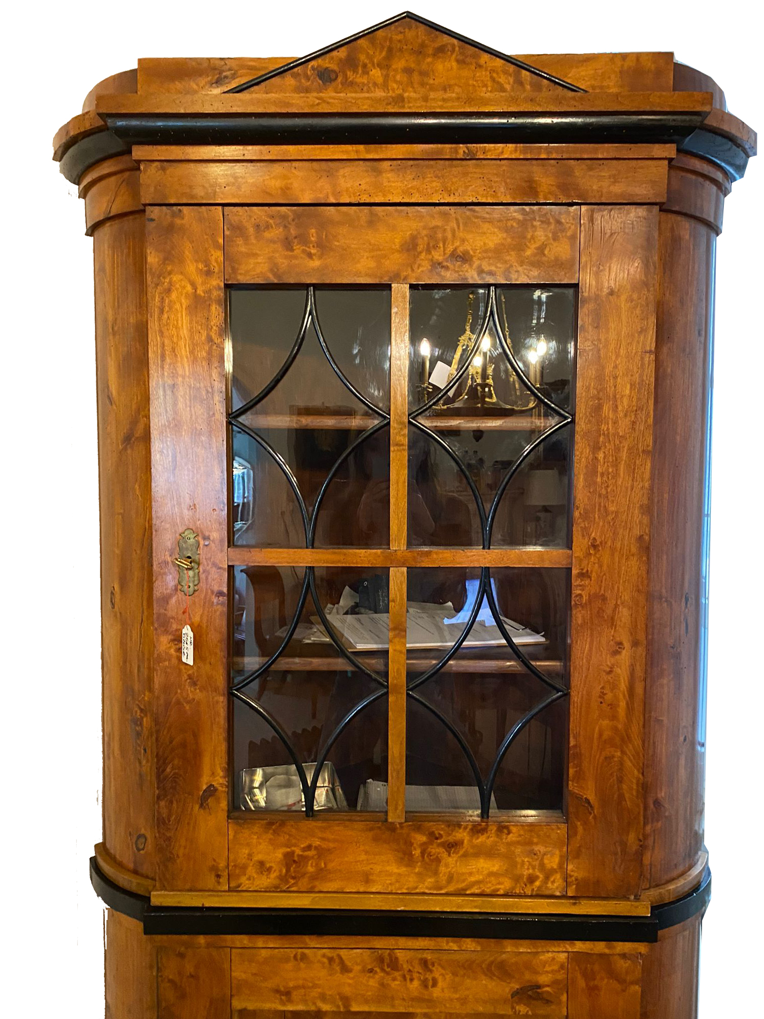 Schöne Biedermeier Eckvitrine mit versprosstem Aufsatz , abgeschrägten Ecken und Seiten, Schinkelgiebel und ebonisierten Sprossen.Birke furniert auf Weichholzkorpus.Brandenburg um 1820.