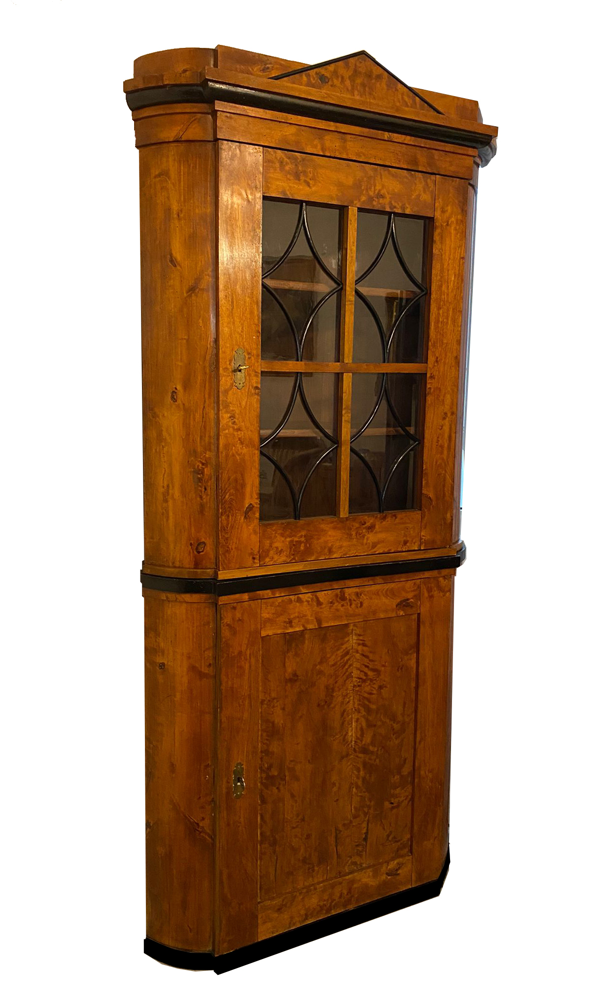 Seitenansicht Schöne Biedermeier Eckvitrine mit versprosstem Aufsatz , abgeschrägten Ecken und Seiten, Schinkelgiebel und ebonisierten Sprossen.Birke furniert auf Weichholzkorpus.Brandenburg um 1820.