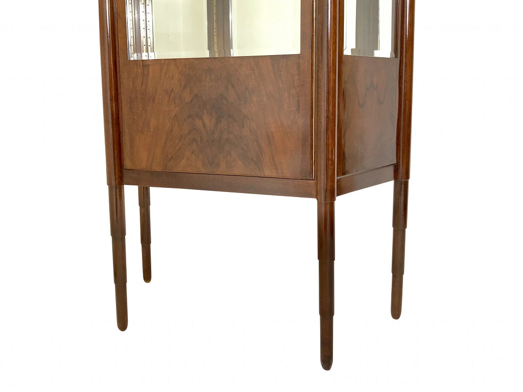 Delicate Art Deco display cabinet
with bevelled sides.
France around 1925.