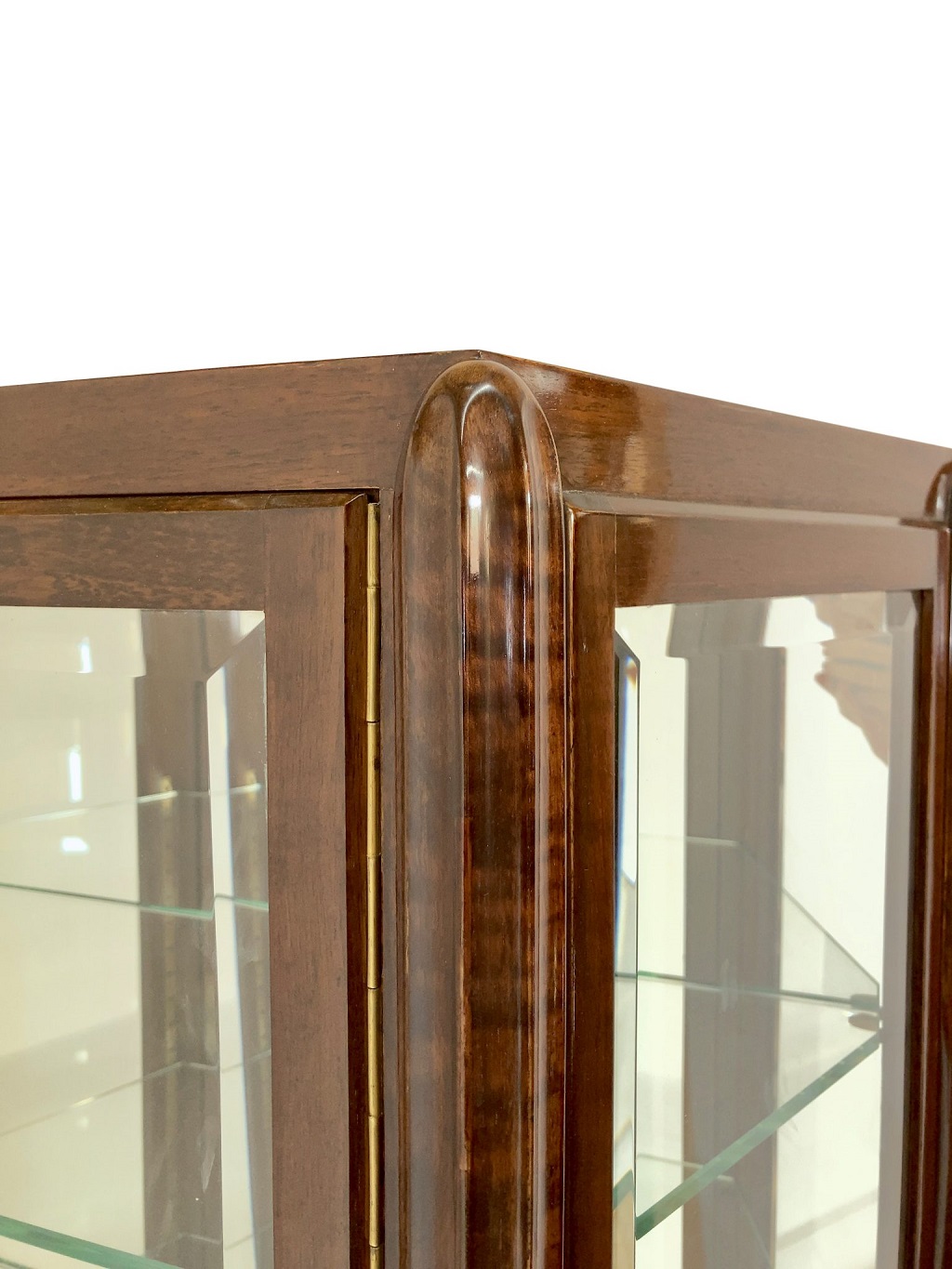 Delicate Art Deco display cabinet
with bevelled sides.
France around 1925.