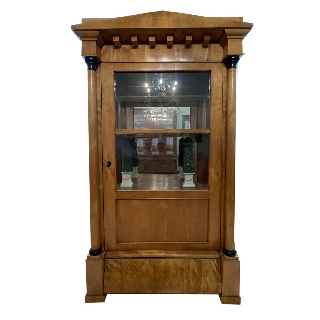 Selten Vitrine aus dem Biedermeier in Birke - von Vollsäulen flankiert mit Schinkelgiebel und Zahnschnittfries.