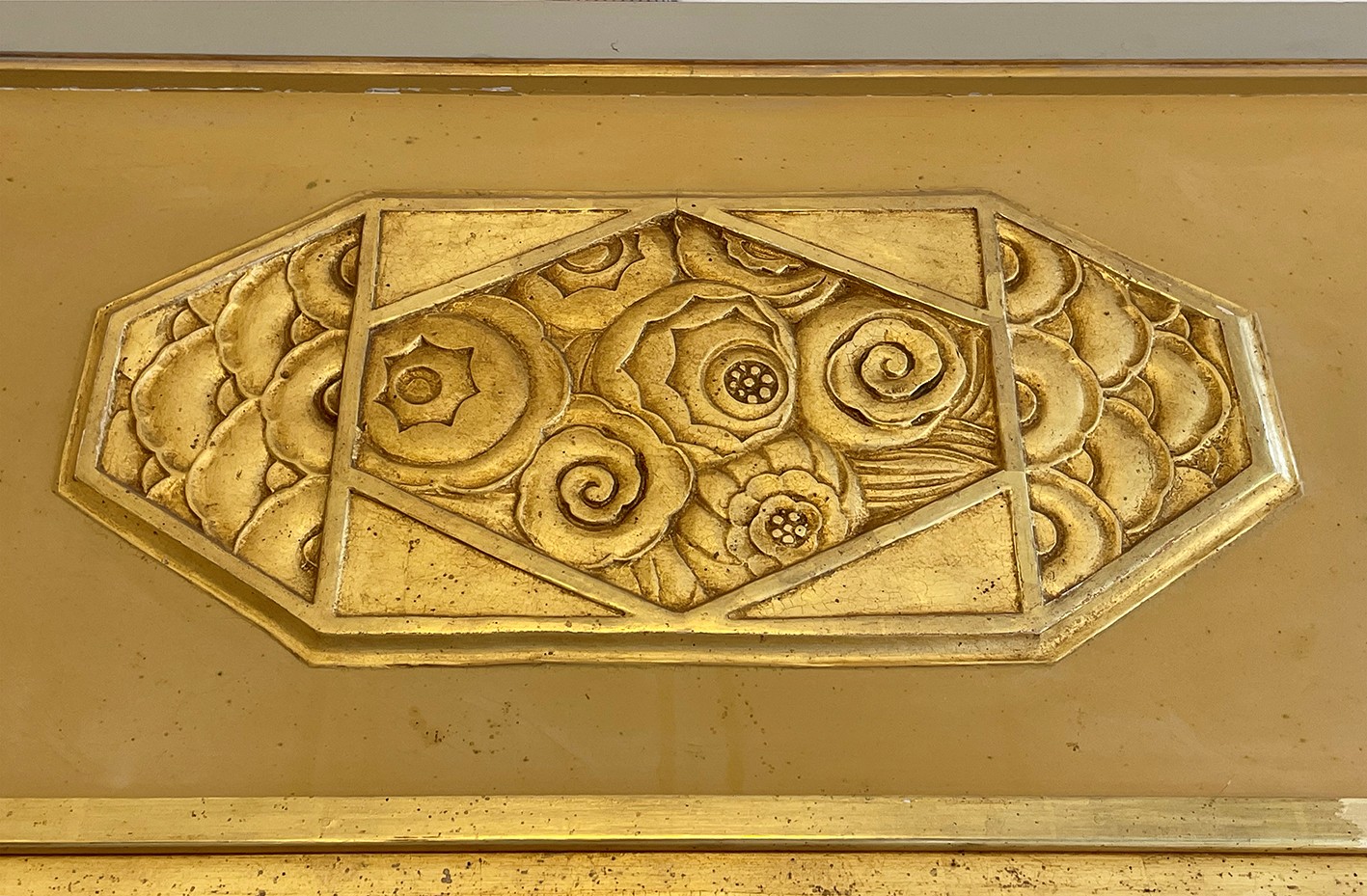 Seitliche kannelierte Pilaster in glänzender Vergoldung