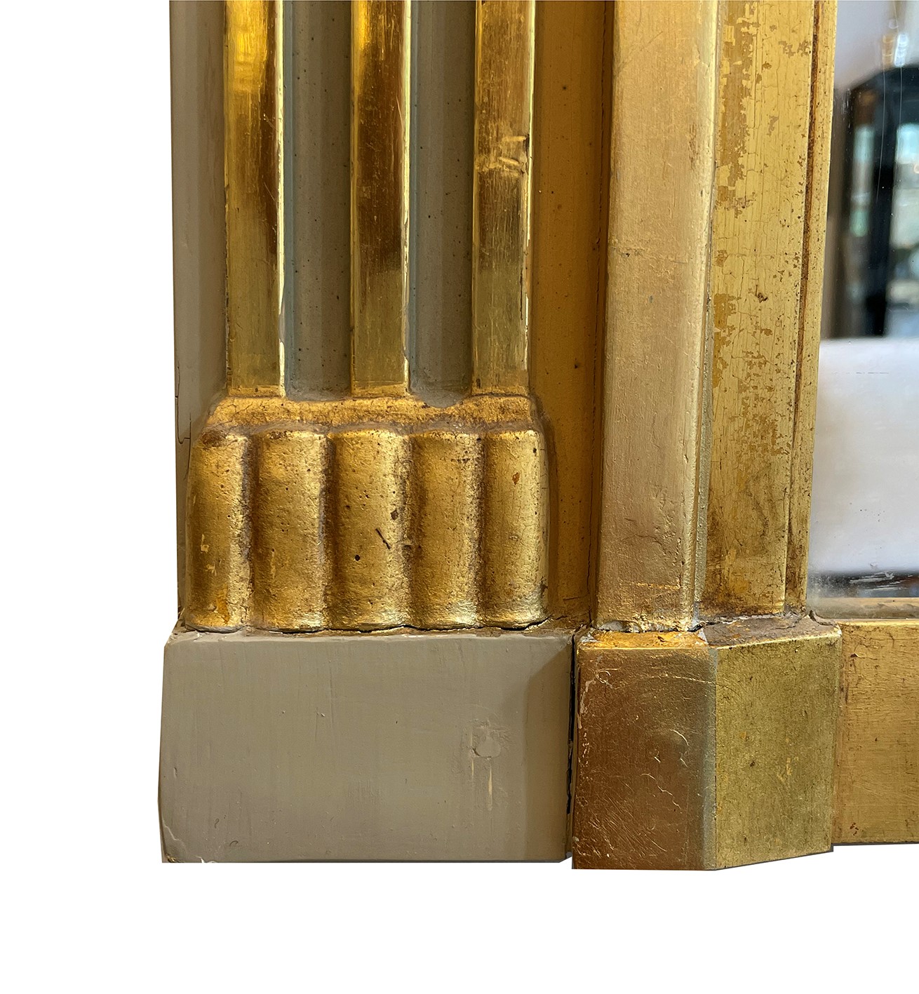 Seitliche kannelierte Pilaster in glänzender Vergoldung