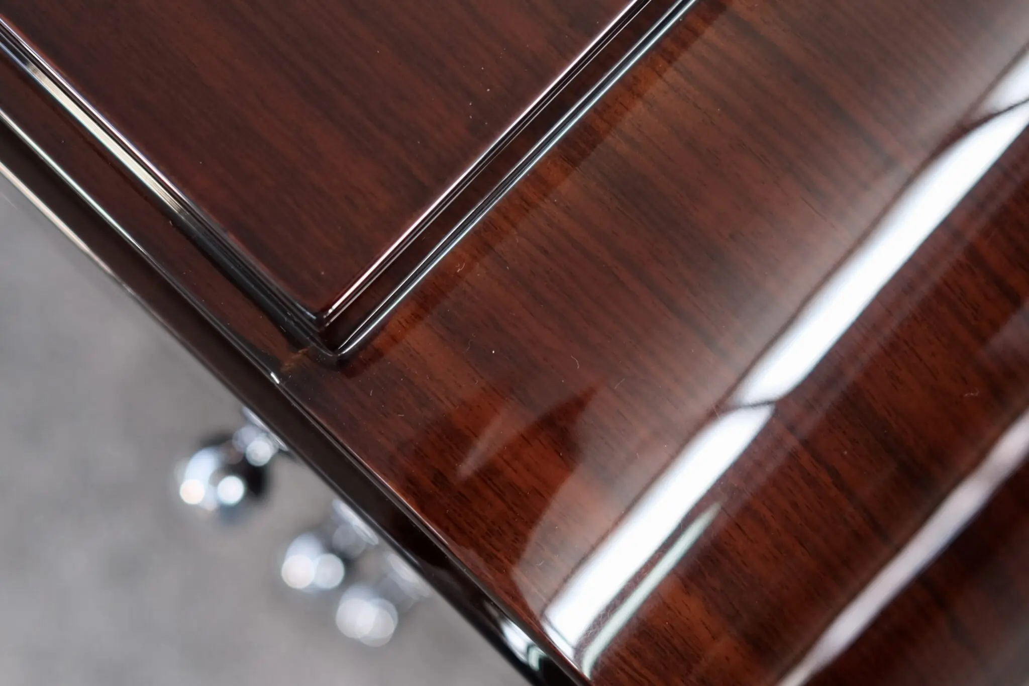 <strong>Zierlicher Art Déco Schreibtisch</strong>