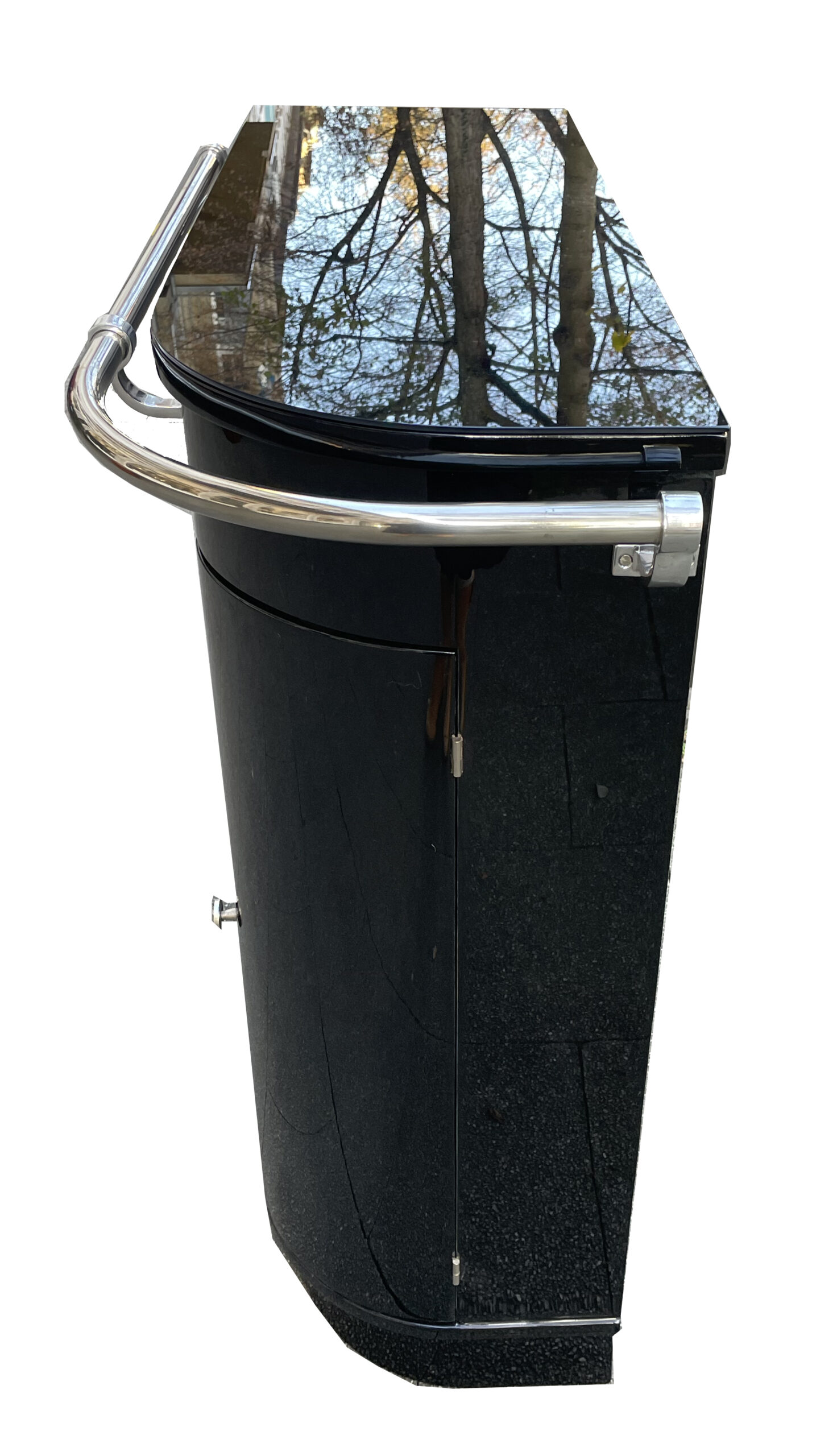 Dieser zierliche Barschrank hat seitlich eine Türe mit Ablageböden.