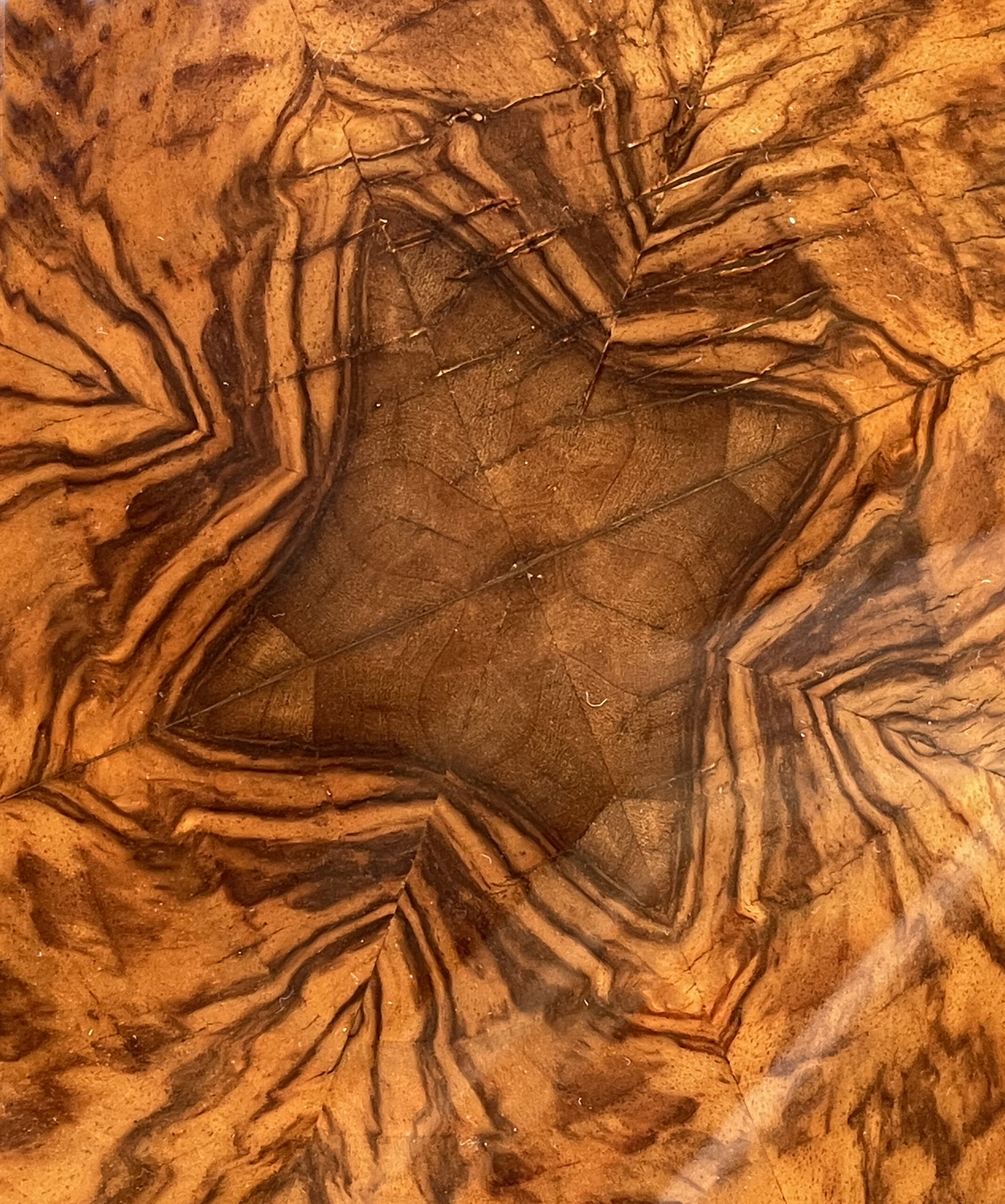 Nussbaumholz furnierter Tisch aus der belgischen Art Deco Werkstatt De Coene & Frères.