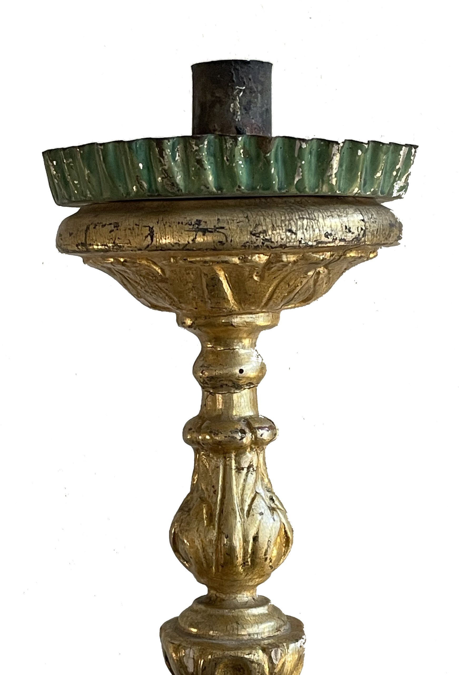 Figürlicher Altartisch-Leuchter aus geschnitztem, gefasstem und teilvergoldetem Holz