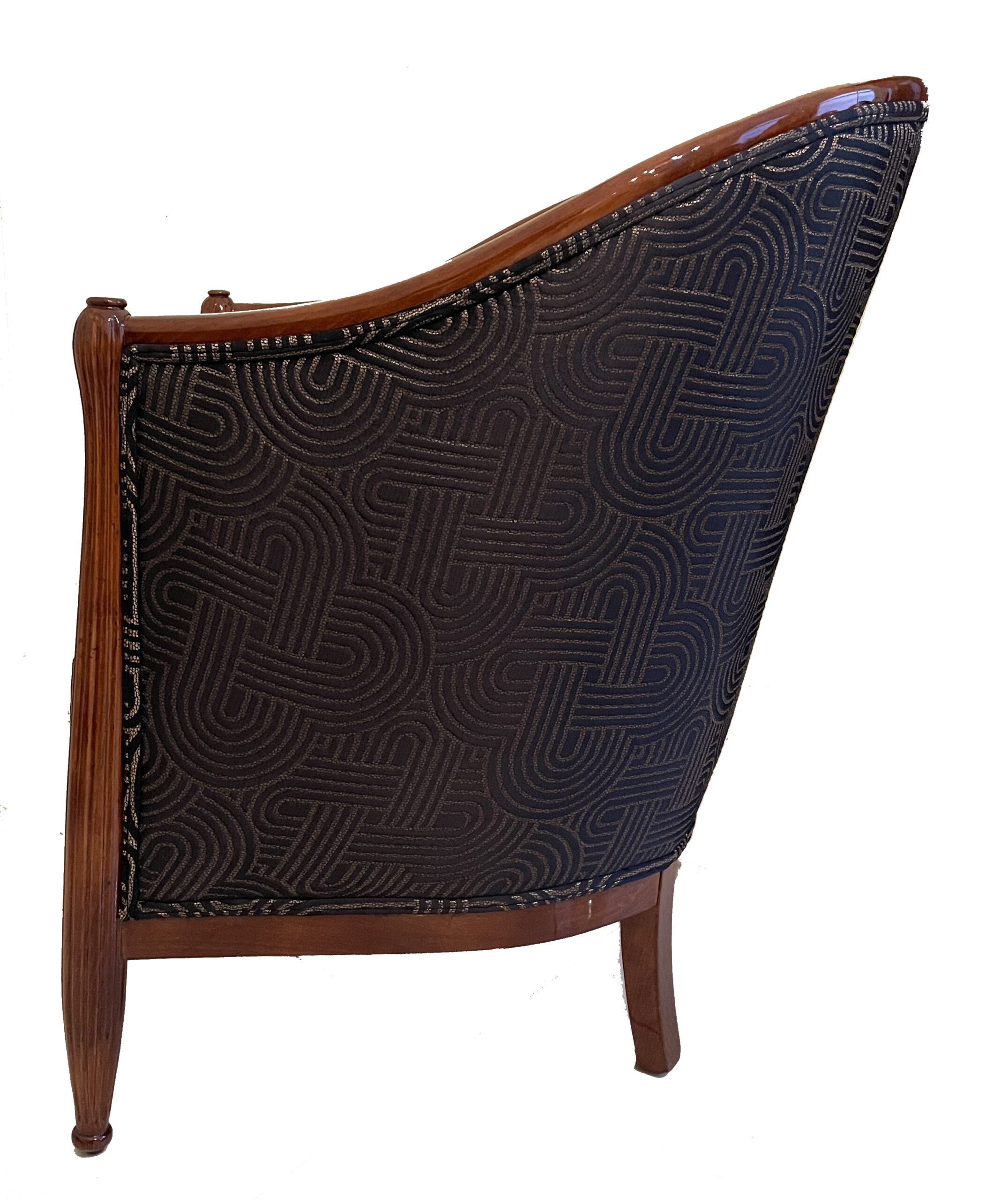 Das Paar Art-Déco-Sessel wirkt in Kombination mit einem Art-Déco-Couchtisch besonders stimmig und setzt in Salon oder Kaminzimmer einen starken, dekorativen Akzent.