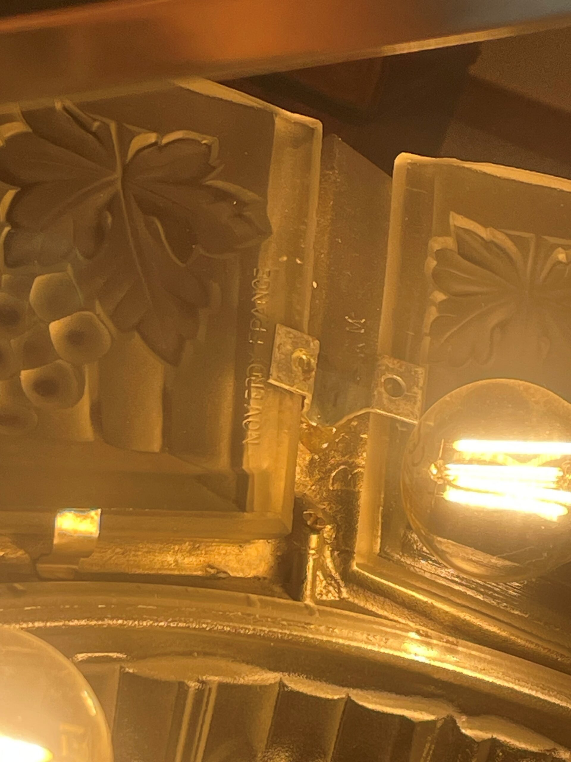 Signierte Glasscheibe Noverdy