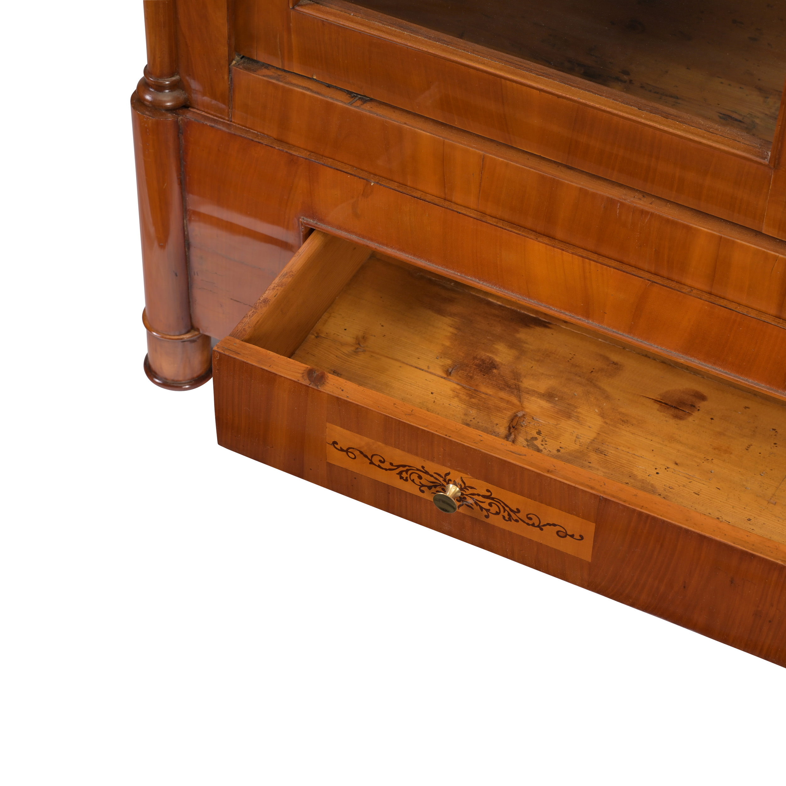 Im Sockel der Biedermeier Vitrine befindet sich eine durchgehende Schublade mit Intarsien