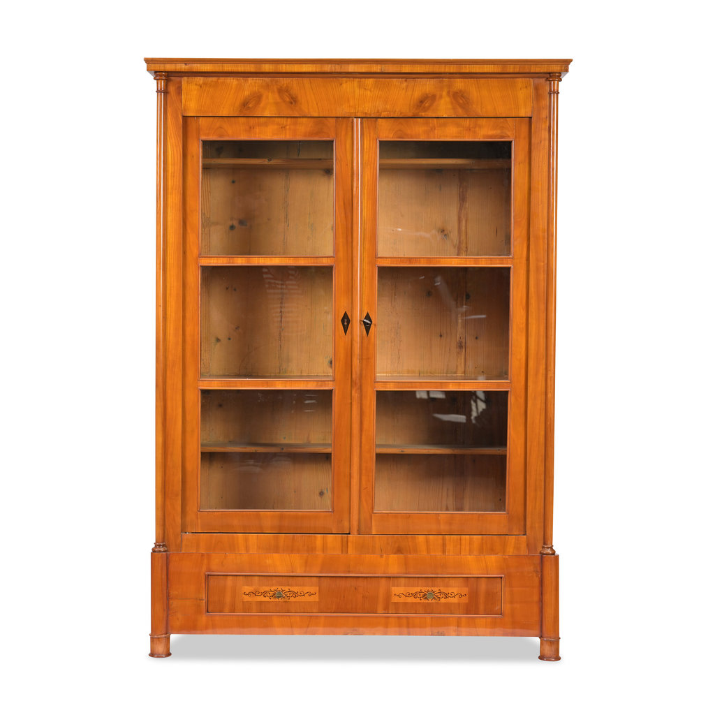 Kleiner Biedermeier Kirschbaum Vitrinenschrank mit 2 Glastüren und Halbsäulen