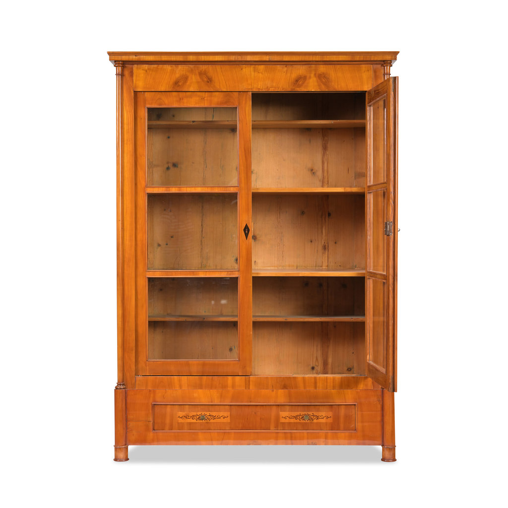 Biedermeier Vitrine Kirschbaum mit einer geöffneten Glastüre und 4 Einlegeböden