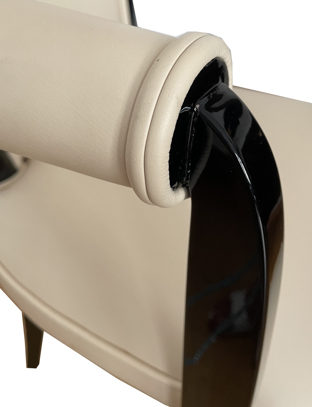 Detail der walzenförmig gepolsterten Armlehne des Art-Déco-Sessels mit schwarzem Hochglanzgestell