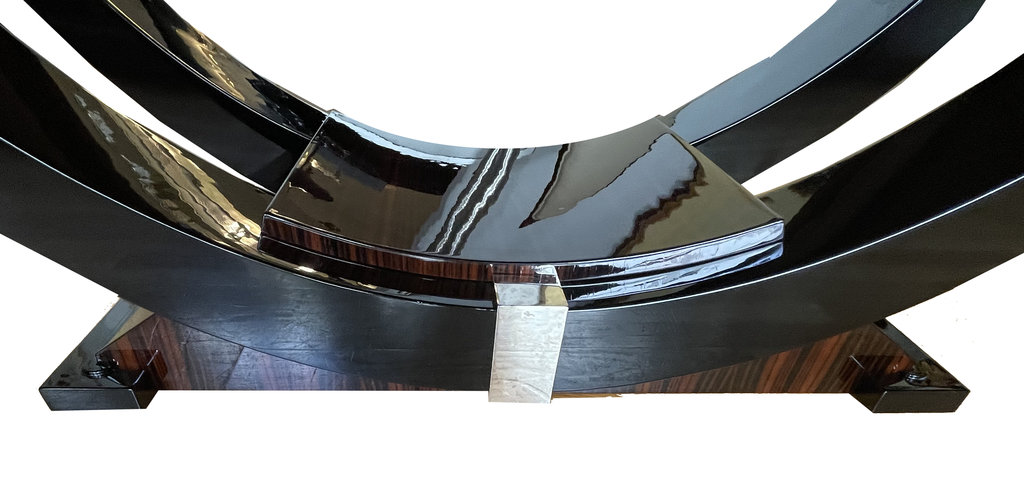 Art Deco dining table in Makassar ebony, accented with black lacquer and chrome—extendable—featuring a gondola-style base; France, circa 1930. The base—combining Makassar ebony, black lacquer, and a nickel-plated metal band—gives the table a distinctive character defined by craftsmanship and exclusivity.