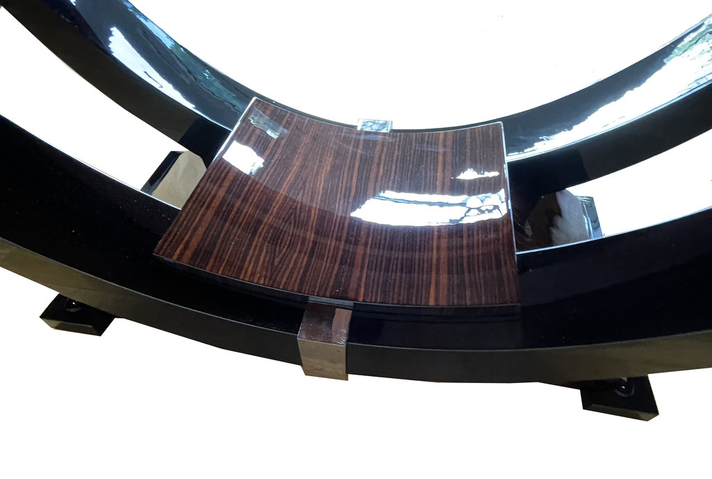 Art Deco dining table in Makassar ebony, accented with black lacquer and chrome—extendable—featuring a gondola-style base; France, circa 1930. The base—combining Makassar ebony, black lacquer, and a nickel-plated metal band—gives the table a distinctive character defined by craftsmanship and exclusivity.