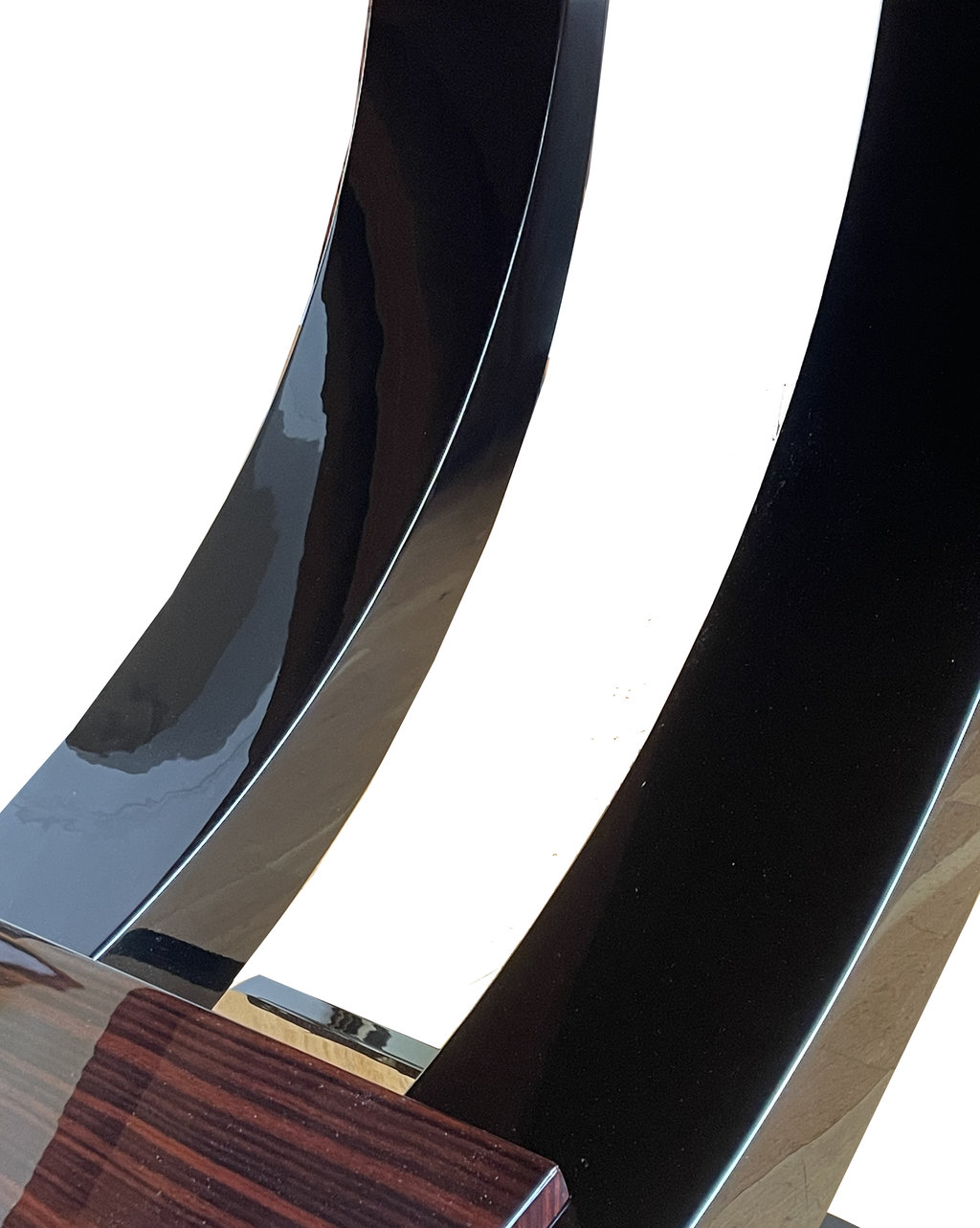 The double-curved gondola-style base.