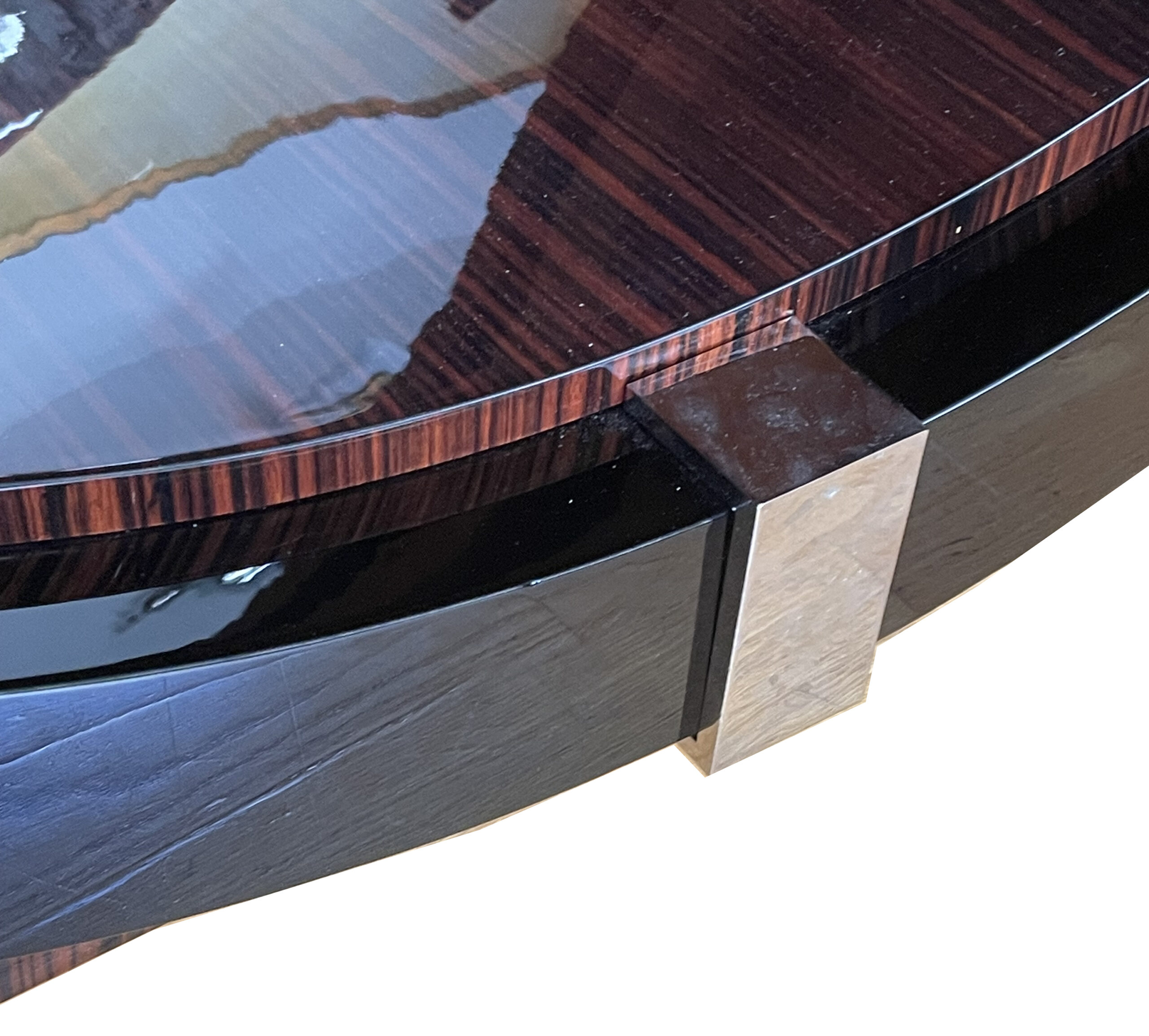 Art Deco dining table in Makassar ebony, accented with black lacquer and chrome – extendable – gondola-style base, France, circa 1930. The beautifully grained tabletop in exquisite Makassar ebony gives the table a distinctive character defined by craftsmanship and exclusivity.