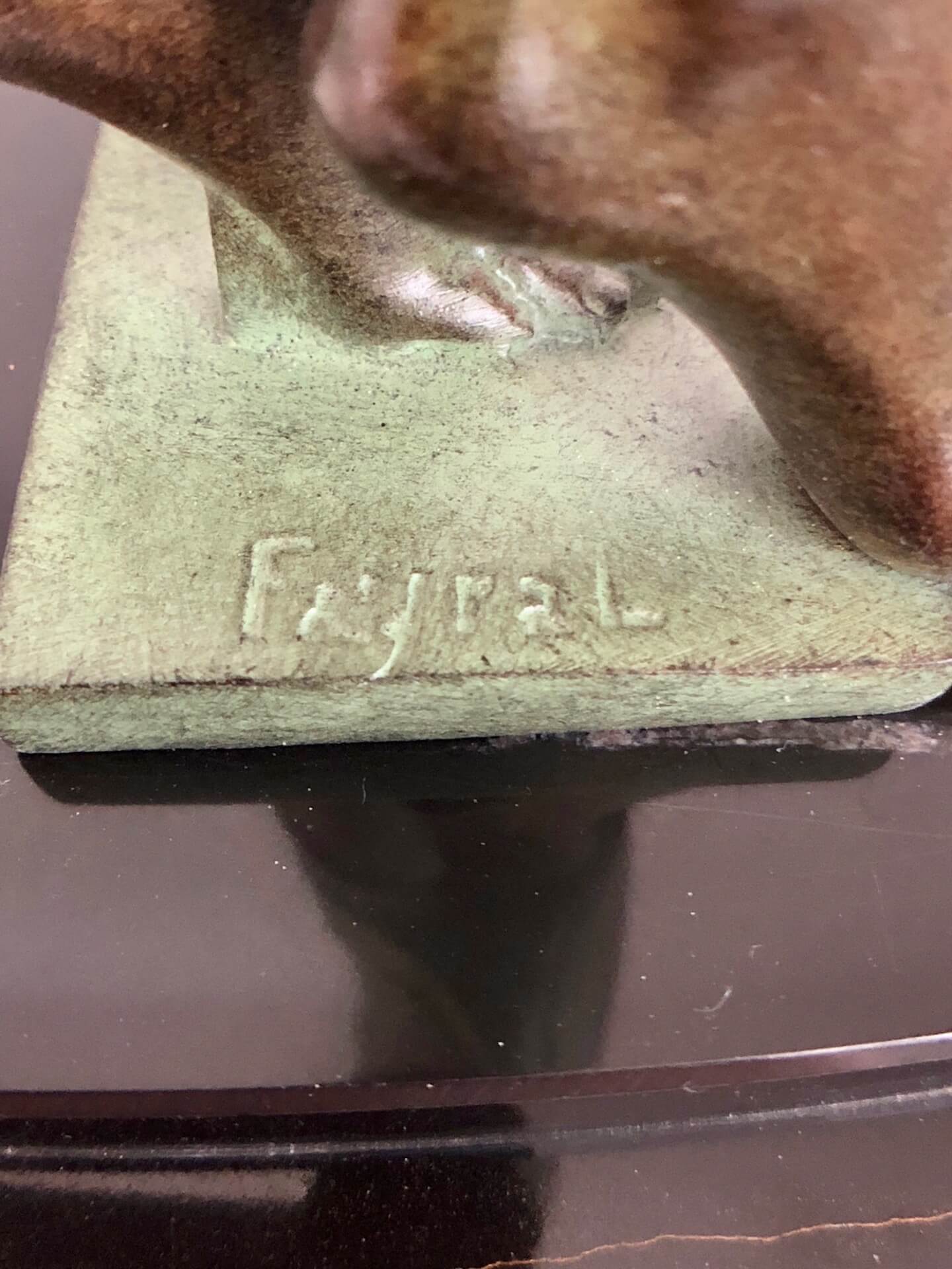 <strong>Signatur Fayral an der Art Déco Skulptur Odalisque</strong>