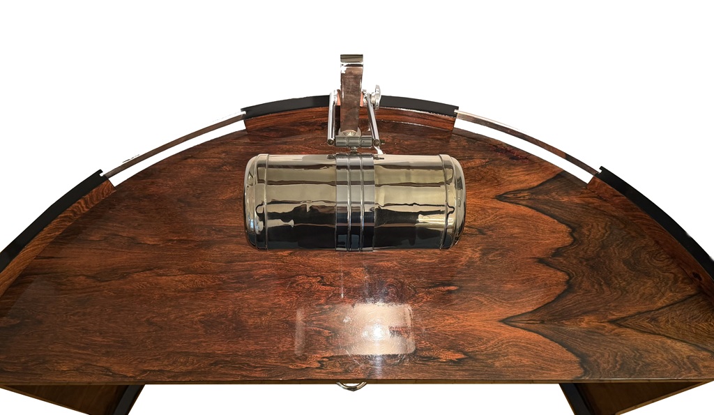 View from above of the curved desktop and its integrated chrome-plated task lamp