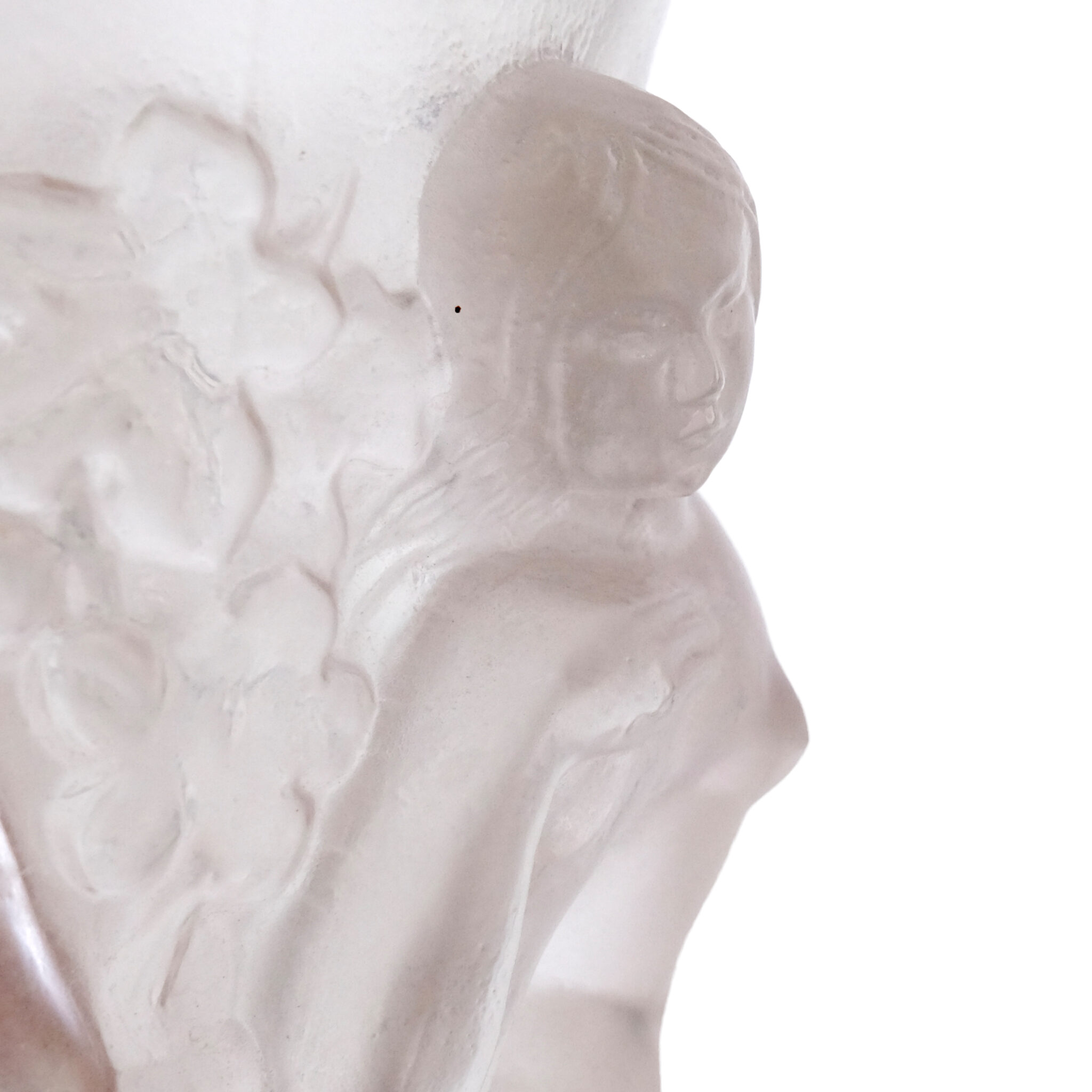 Gesicht aus farblosem Glas als Relief auf der Art Déco Vase Verlys