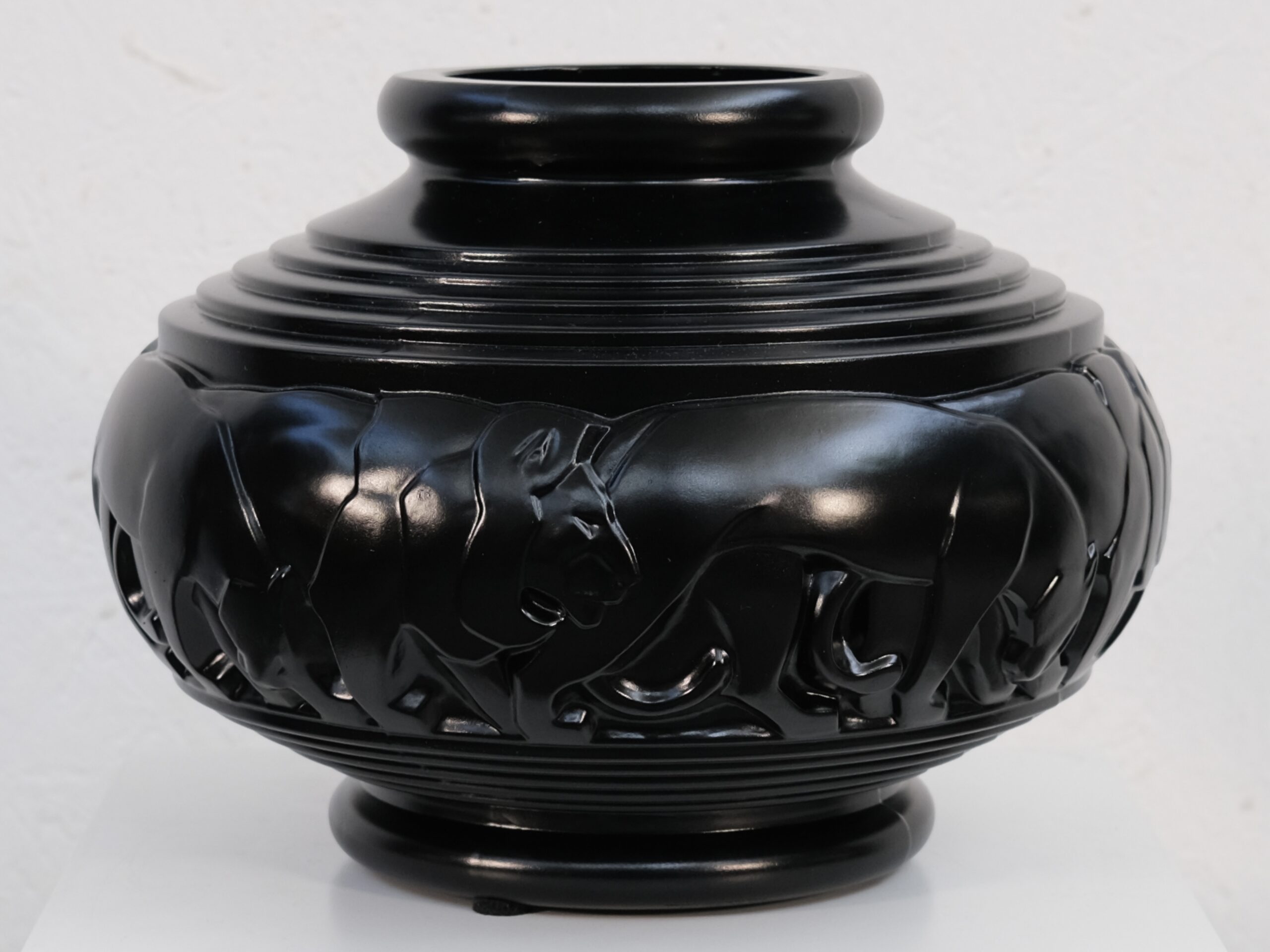 Another view of the black Pierre d’Avesn vase showing its lion frieze and stepped shoulder