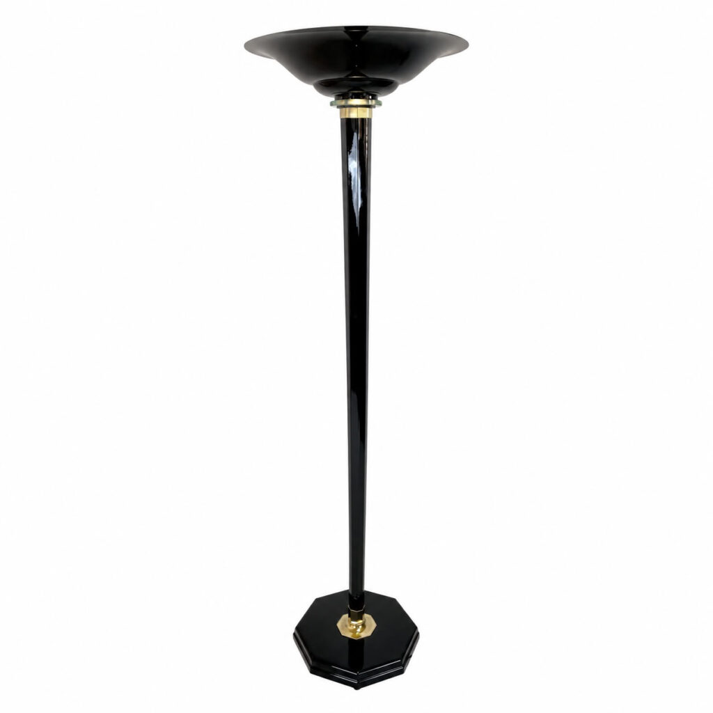 Oktagonaler Holzsockel und Schaft in Schwarzlack mit beleuchtetem Saint-Gobain-Glas. Metallschirm schwarz gelackt mit Messing-Applikationen. Höhe: 177 cm |Durchmesser Schirm: 58 cm | Sockel: 36×36 cm